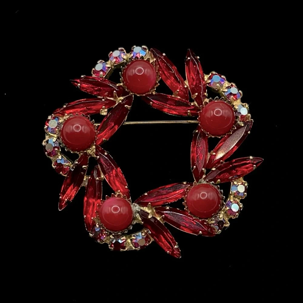 VINTAGE Red Crystal Wreath Brooch - Picture 1 of 6